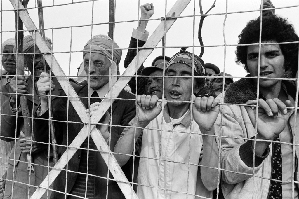 De jeunes musulmans français, enfants de harkis, manifestent devant le camp des harkis de Saint-Maurice l’Ardoise, près de Saint-Laurent-des-Arbres, dans le Gard, pour attirer l’attention sur les conditions des harkis, le 2 juin 1975 (AFP)