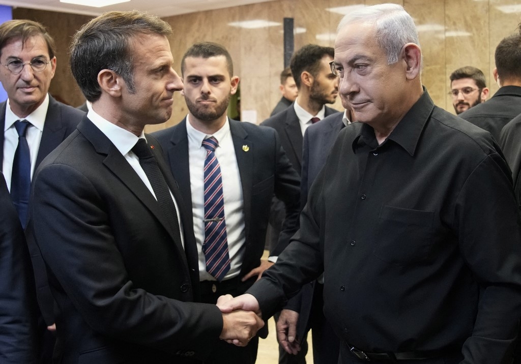 « Le président Emmanuel Macron a estimé qu’il fallait respecter ‘’un délai de décence’’, comme s’il était indécent d’appeler au cessez-le-feu ou de rappeler le droit international » – Hatem Nafti (AFP/Christophe Ena)