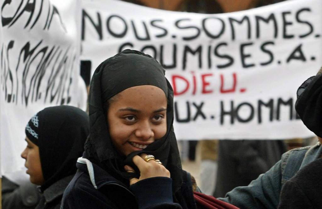 Une jeune fille voilée manifeste devant l’hôtel de ville de Toulouse, le 17 janvier 2004, lors d’un rassemblement silencieux regroupant plus d’une centaine de personnes, pour la plupart des femmes, pour protester contre le projet de loi interdisant le port du voile islamique à l’école (AFP/Éric Cabanis)