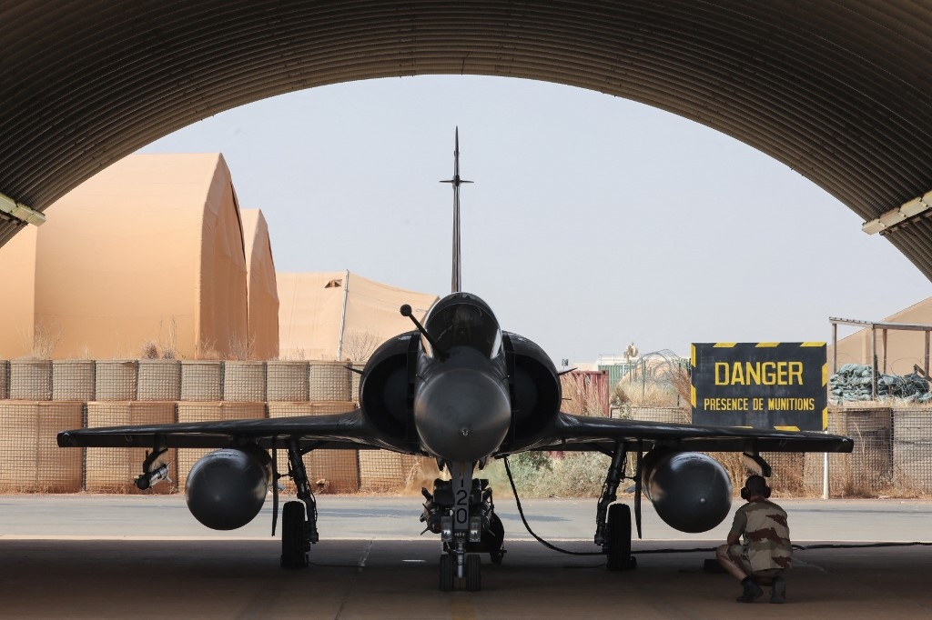 Un Mirage 2000 sur la base de l’armée française à Niamey (AFP/Ludovic Marin)