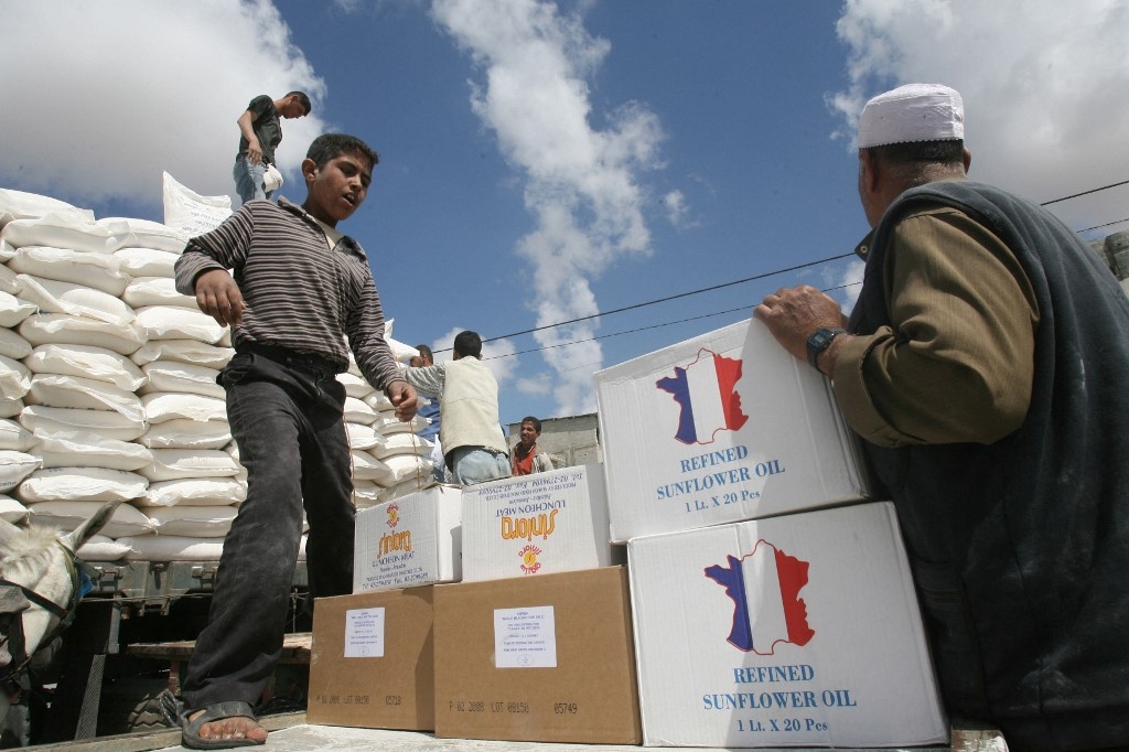 Les réfugiés palestiniens transportent l’aide alimentaire qu’ils ont reçue de l’UNRWA le 24 avril 2008 à Rafah, dans le sud de la bande de Gaza (AFP/Said Khatib)