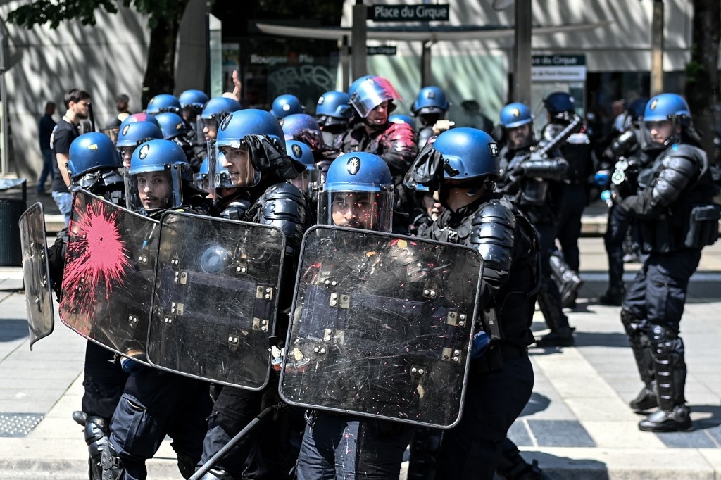 Des gendarmes français s’opposent aux manifestants protestant contre le passage en force par le gouvernement français de la réforme des retraites au Parlement, le 6 juin 2023 (AFP)