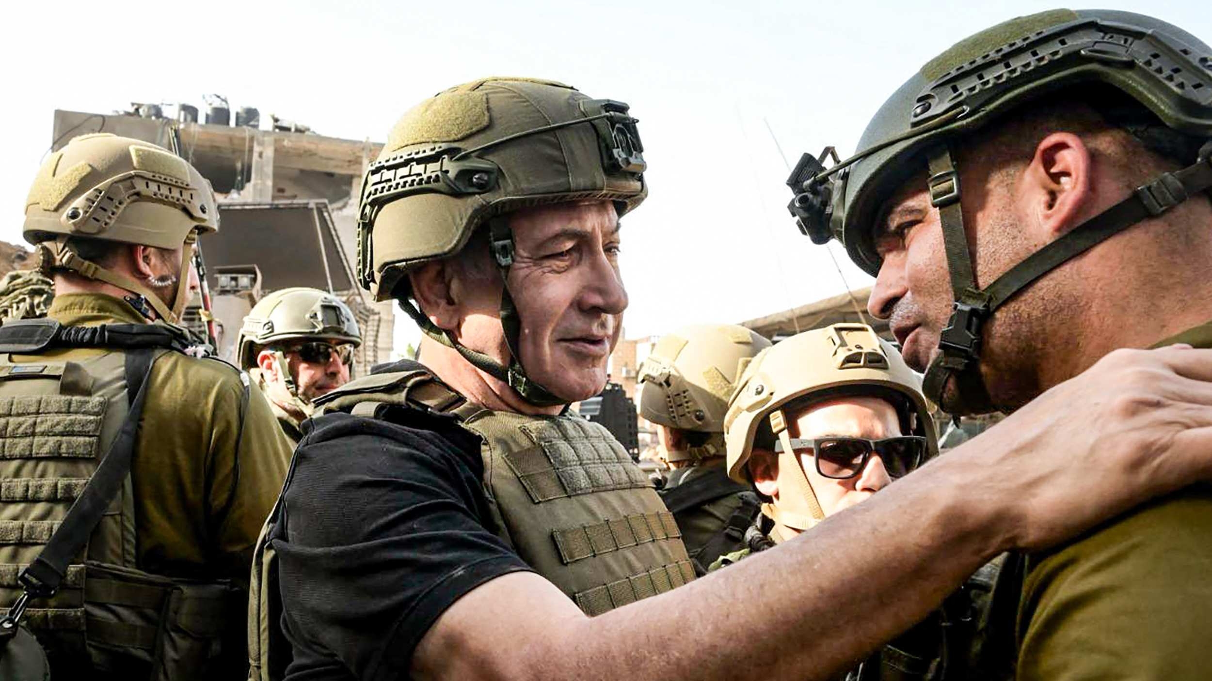 Le Premier ministre israélien Benyamin Netanyahou rencontre des soldats dans un lieu non divulgué à Gaza, le 26 novembre 2023 (AFP)