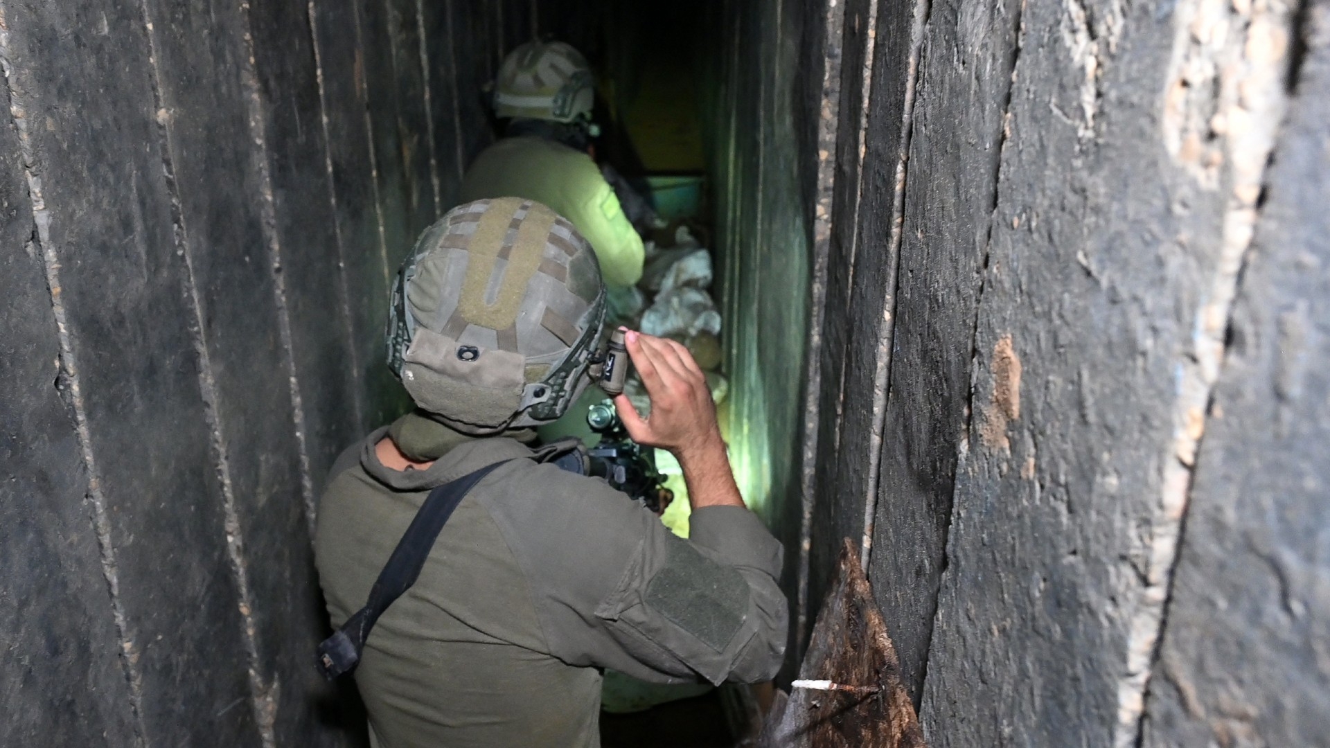 Израильские солдаты проходят по туннелю на севере сектора Газа, 22 ноября 2023 г. (AFP)