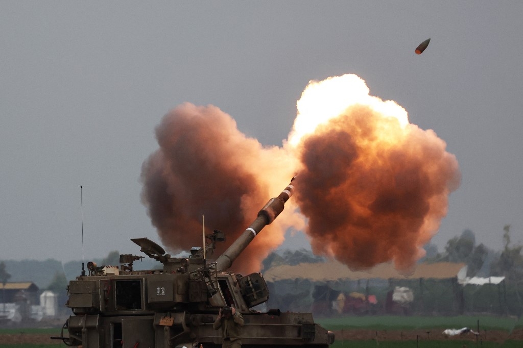 Un char de l’armée israélienne bombarde la bande de Gaza depuis la zone frontalière du sud d’Israël le 14 décembre 2023 (Jack Guez)