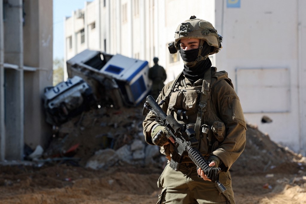 Un soldat israélien sur le terrain dans la bande de Gaza lors d’un assaut terrestre, le 8 février 2024 (AFP/Jack Guez)