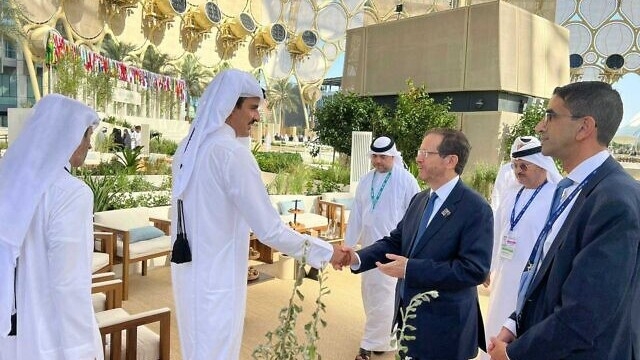 Israel's President Isaac Herzog shakes hands with Qatari Emir Tamim bin Hamad Al Thani during the COP28 summit in Dubai, 1 December, 2023 (Screengrab/X)