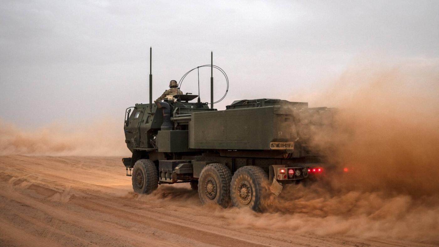 Un lanceur HIMARS dans la région d’Agadir, dans le sud du Maroc, lors d’un exercice militaire, le 21 juin 2022 (AFP)