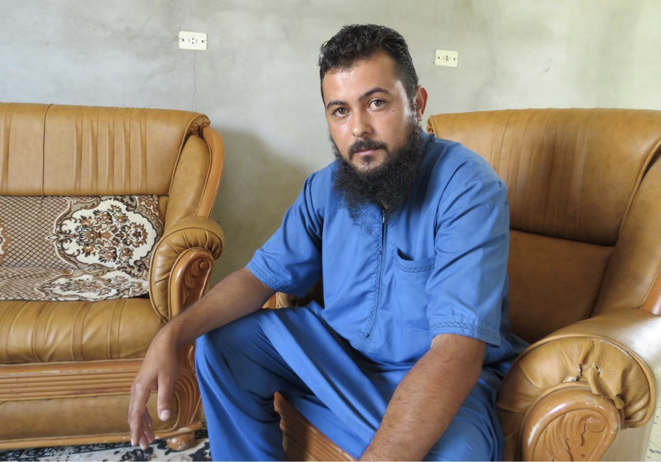 Mohammed Abu Ajila Enbis dans la maison dont il avait été chassé, à Espiaa, fin 2019 (MEE/Daniel Hilton)