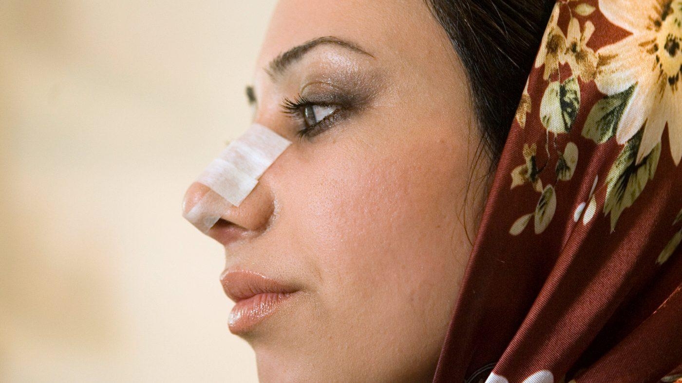 Une patiente attend une visite de contrôle dans le bureau de son chirurgien dans la capitale iranienne, Téhéran, trois semaines après son opération, en 2007 (Reuters)