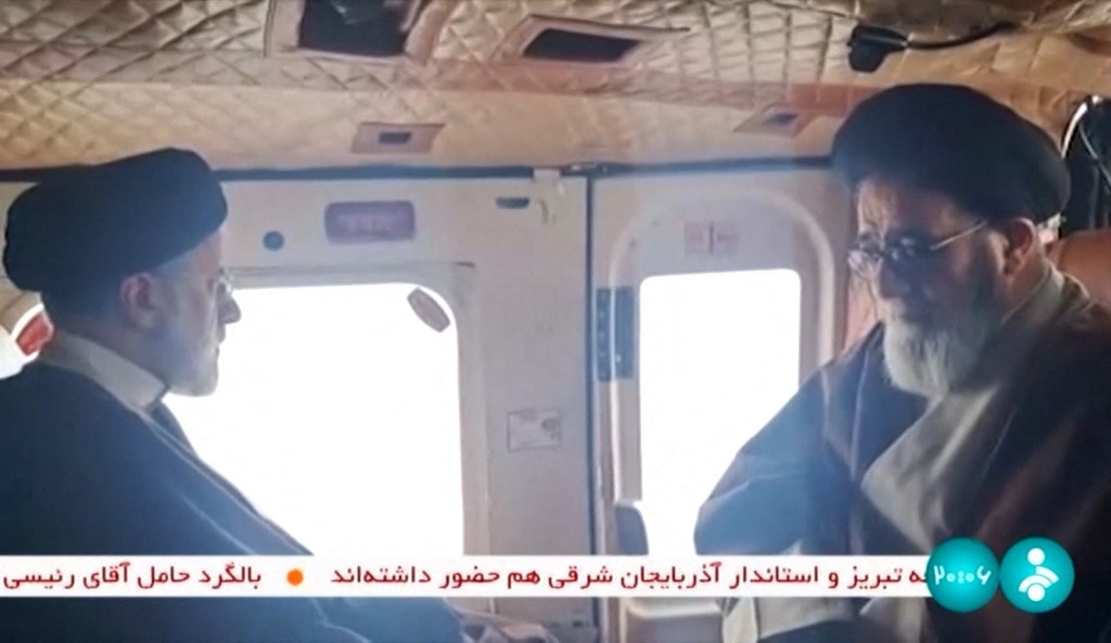 Images de la télévision d’État iranienne montrant le président Ebrahim Raïssi (à gauche) à bord de l’hélicoptère avant le crash (AFP)