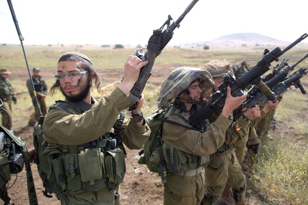 Des soldats israéliens de Netzah Yehuda pendant leur formation annuelle sur les hauteurs du Golan annexées par Israël, près de la frontière syrienne, le 19 mai 2014 (AFP)