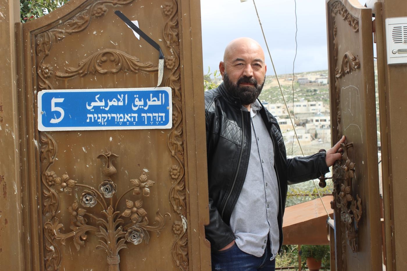 Nabil Bashir à l’entrée de sa maison, menacée de démolition pour faire place à la route américaine à Jérusalem-Est occupée (MEE/Aseel Jundi)