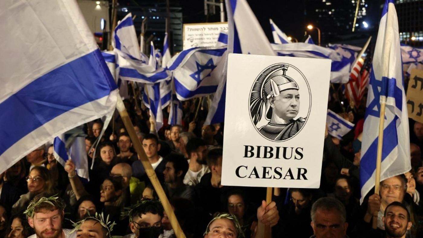 Des manifestants israéliens brandissent des pancartes représentant le Premier ministre Benyamin Netanyahou sous les traits de Jules César lors d’une manifestation à Tel Aviv, le 21 janvier 2023 (AFP)