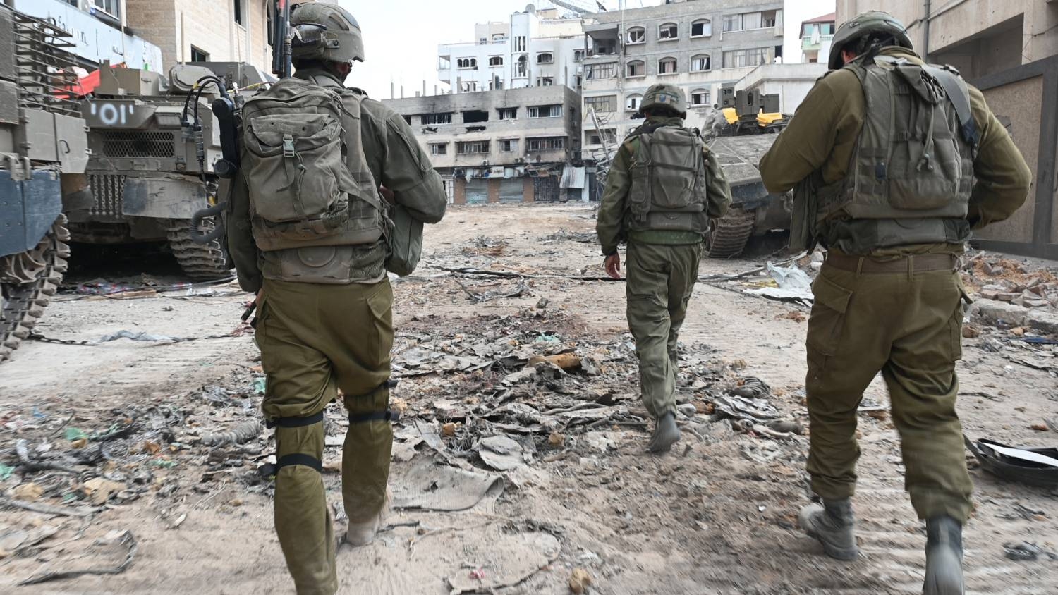 Des troupes israéliennes en patrouille lors d’une opération militaire dans le nord de la bande de Gaza, le 22 novembre 2023 (Ahikam Seri/AFP)