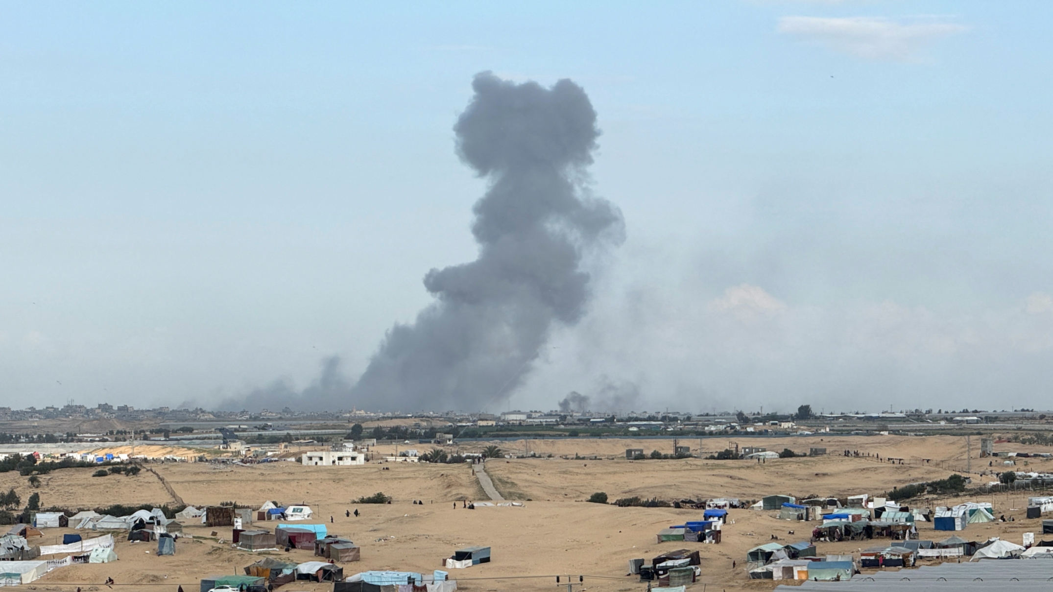 Fumées après une frappe israélienne sur Khan Younès, le 14 février 2024 (Reuters/Bassam Masoud)