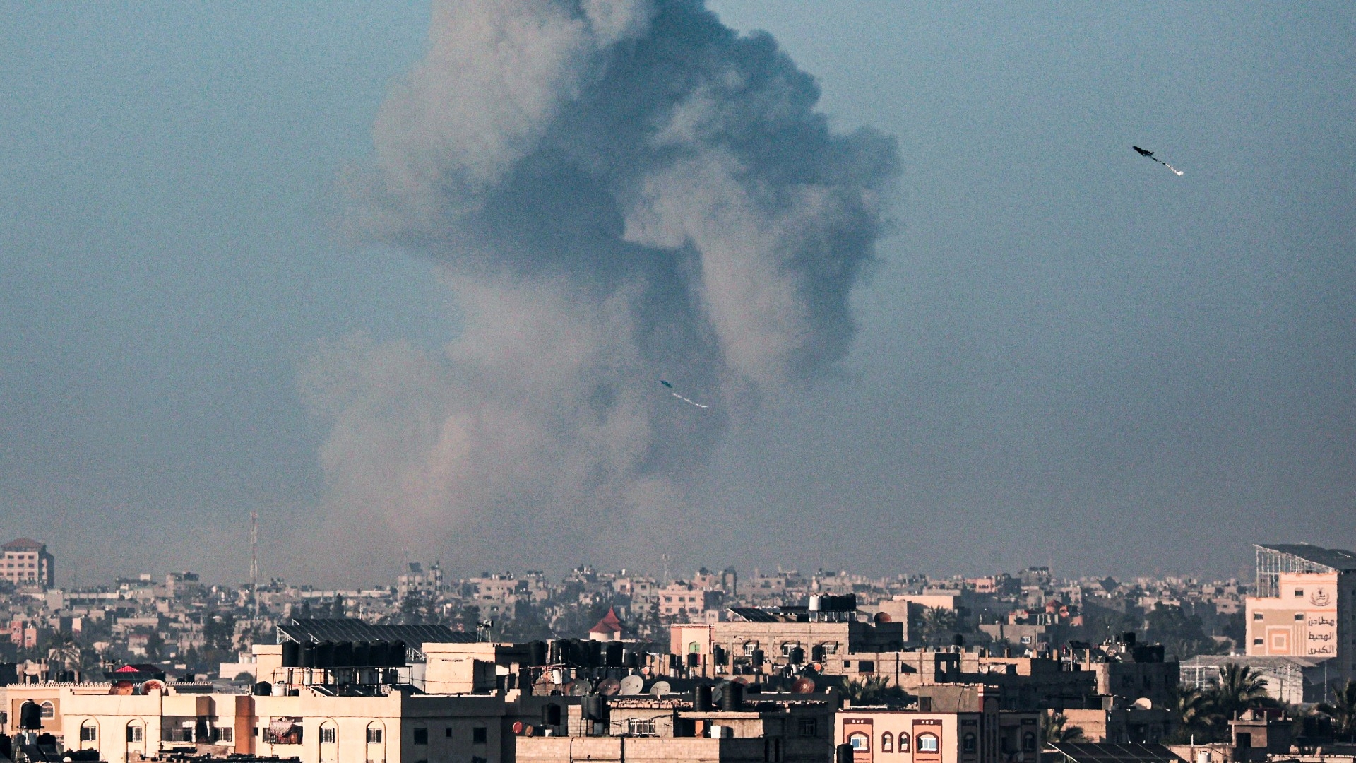 Smoke billows during Israeli bombardment on Khan Younis in the southern Gaza Strip on 3 April 2024 (AFP/Said Khatib)