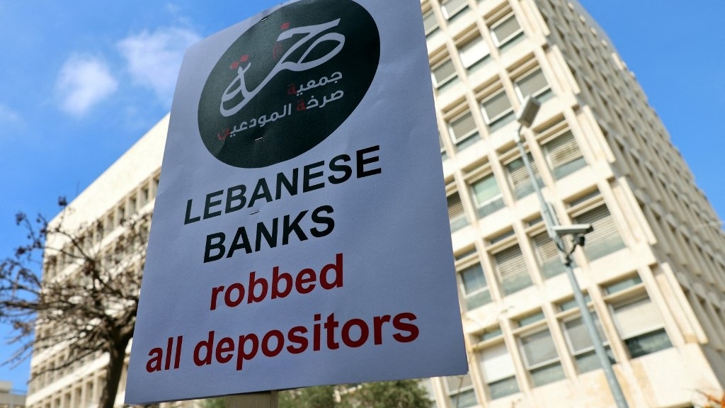 À Beyrouth, des manifestants demandent qu’on leur rende leurs dépôts, bloqués dans les banques libanaises, le 5 octobre 2022 (AFP)