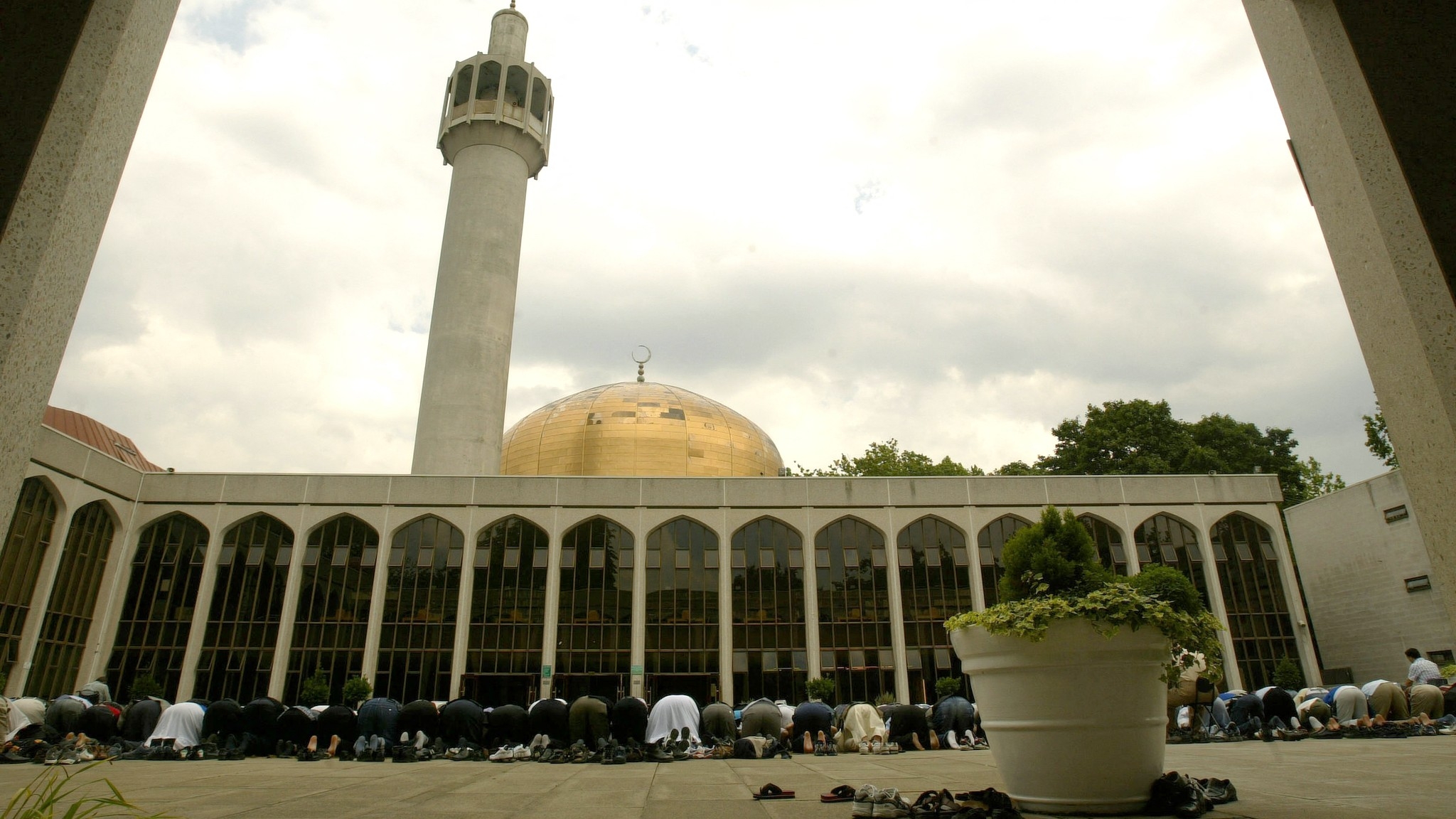 Muslims kneel at London's Central Mosque in Regents Park during Friday's prayers on 15 July 2005 (AFP/Carl de Souza)