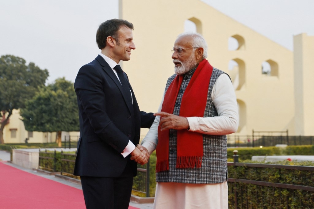 Le Premier ministre indien Narendra Modi (à droite) et le président français Emmanuel Macron se serrent la main lors d’une visite à l’observatoire Janta Mantar à Jaipur le 25 janvier 2024 (AFP/Ludovic Marin)