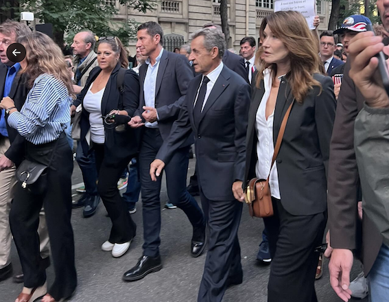 Nicolas Sarkozy et Carla Bruni lors de la marche de soutien à Israël, lundi 9 octobre à Paris (Twitter)