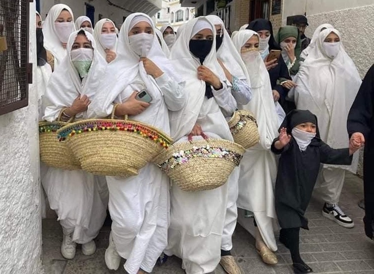 Déambulation le 8 mars 2023 dans les rues de Tanger, nord du Maroc, de Marocaines portant le haïk traditionnel (Twitter)