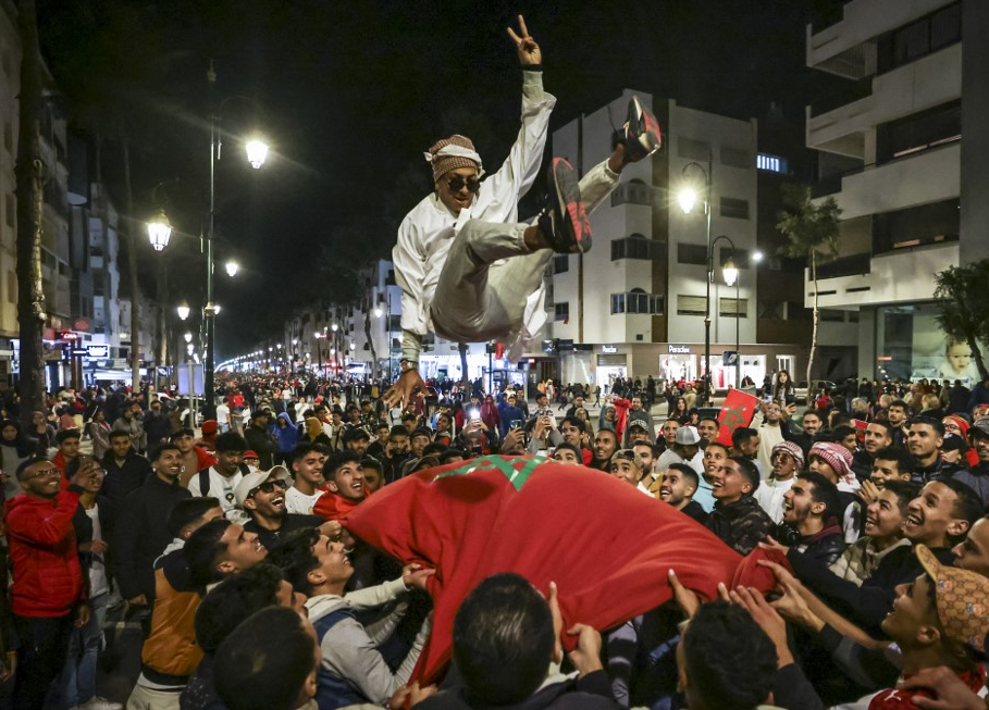 Les fans des Lions de l’Atlas célèbrent, à Rabat, l’exploit de leur équipe devant le Portugal, le 10 décembre 2022 (AFP/Fadel Senna)