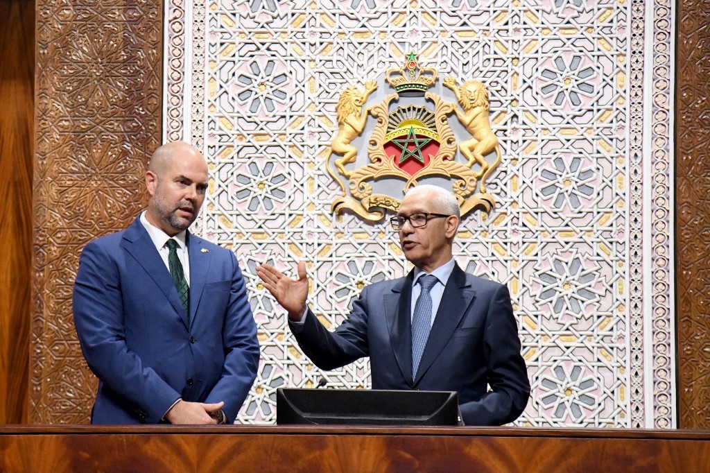 Le président du Parlement marocain Rachid Talbi Alami (à droite) montre au président de la Knesset israélien Amir Ohana le bâtiment du Parlement à Rabat le 8 juin 2023 (AFP)