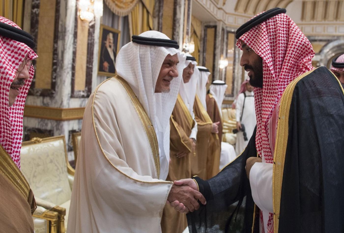 Des membres de la famille royale et des responsables saoudiens prêtent allégeance au prince héritier Mohammed ben Salmane à La Mecque, le 21 juin 2017 (AFP)