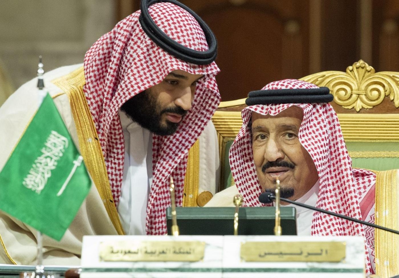 Le prince héritier saoudien Mohammed ben Salmane s’entretient avec le roi Salmane à Riyad, en 2018 (SPA/AFP)