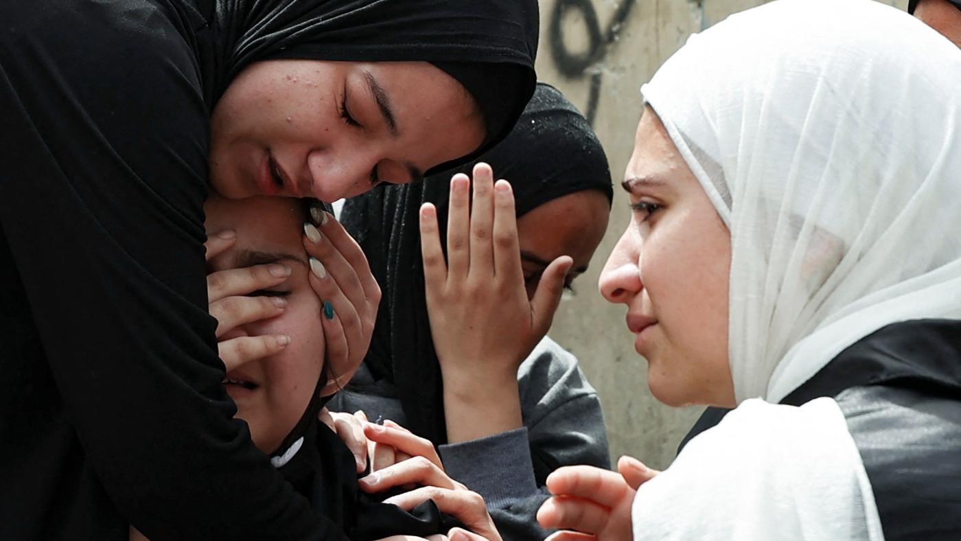 Les sœurs d’Amjad Al-Fayed pleurent ce Palestinien de 17 ans lors de ses funérailles dans le camp de réfugiés de Jénine, le 21 mai 2022 (AFP)