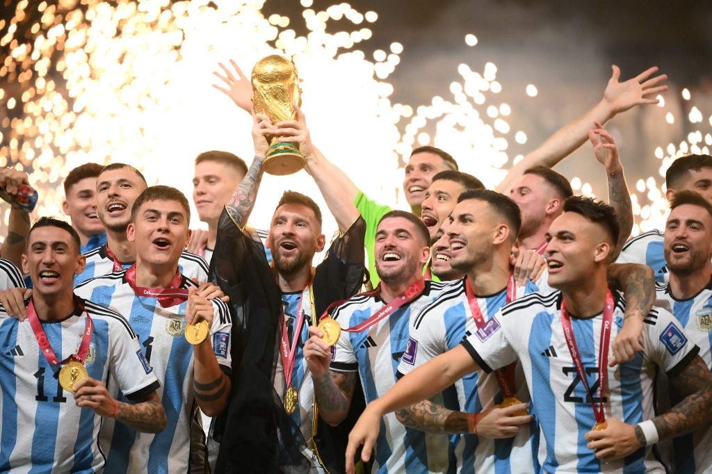 L’Argentine, sacrée championne du monde pour la troisième fois, a réussi dimanche 18 décembre à offrir à Lionel Messi (au centre avec le trophée) le grand titre qui lui manquait (AFP/Franck Fife)