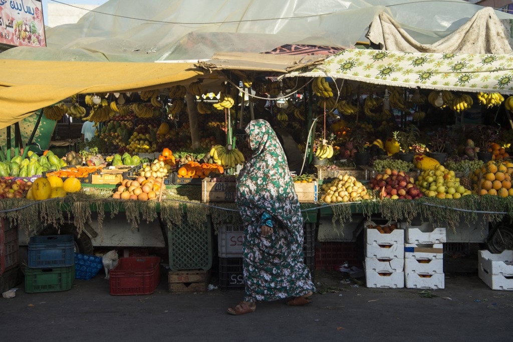 Dans un marché de fruits et légumes à Laâyoune, dans la partie du territoire contrôlée par le Maroc du Sahara occidental, en novembre 2018 (AFP/Fader Senna)