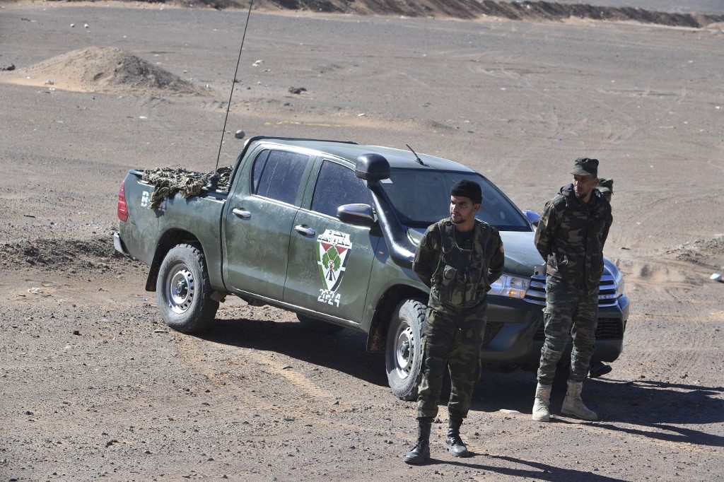 Point de contrôle surveillé par les forces de sécurité sahraouies, à l'extérieur du camp de réfugiés de Dakhla, à environ 170 km au sud-est de la ville algérienne de Tindouf, le 14 janvier 2023 (AFP/Ryad Kramdi)