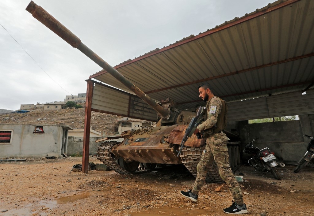 Des combattants syriens soutenus par la Turquie sont photographiés dans le village de Bassouta, le 4 novembre (AFP)