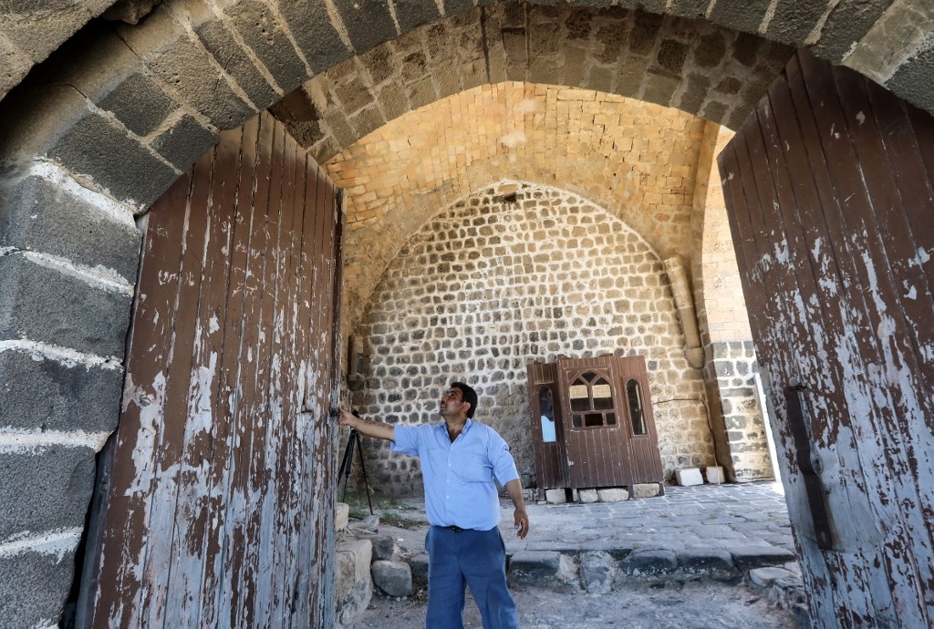 « Lorsque l’activité reviendra à la normale, je me suis promis de laisser entrer les visiteurs à mes frais pendant une semaine », explique Younes Dayoub, gardien de la citadelle d’Al-Marqab (AFP/Louai Beshara)