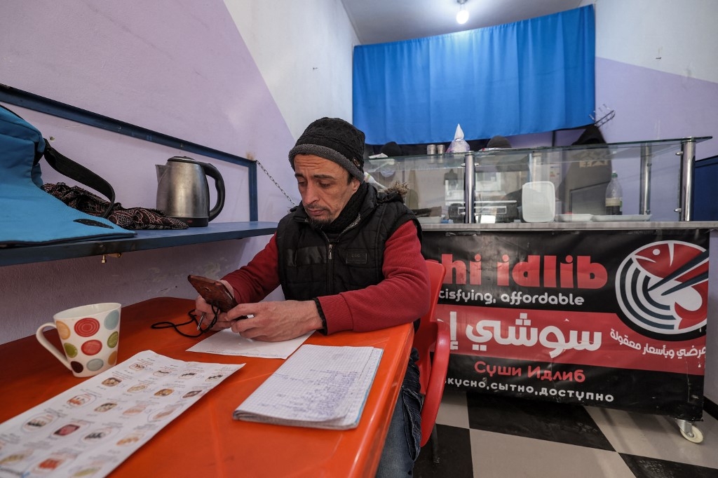 Islam Shakhbanov dans son bar à sushis qui attire désormais une dizaine de clients par jour (AFP/Omar Hajj Kaddour)