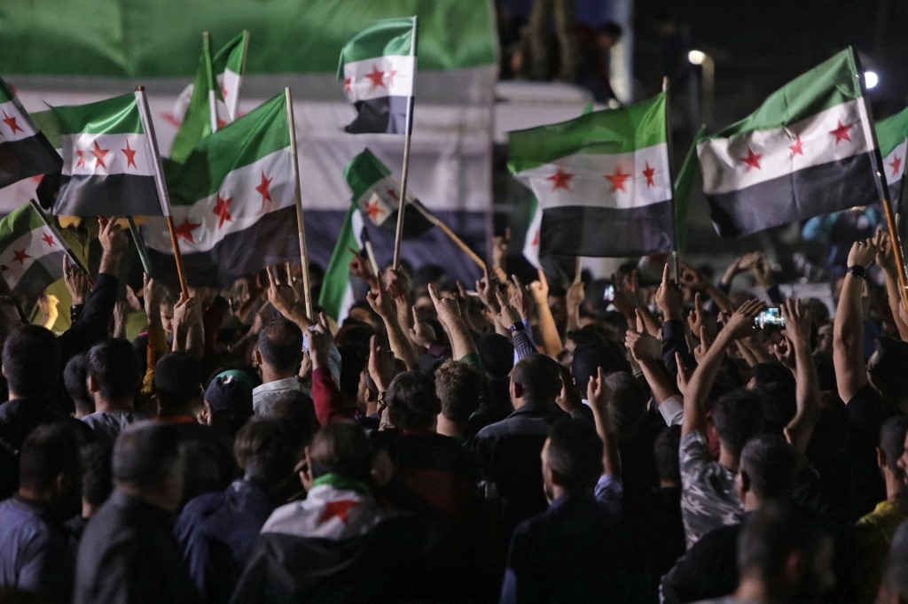 Des manifestants au point de passage de Bab al-Salama, tenu par l’opposition syrienne, à la frontière avec la Turquie dans la province d’Alep, au nord, le 18 octobre 2022 (AFP/Bakr Alkasem)