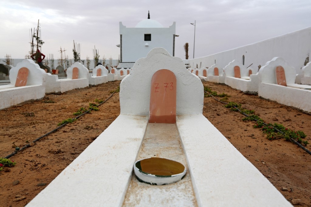 Le « Jardin d’Afrique », un cimetière pour les migrants qui se sont noyés en traversant la Méditerranée dans l’espoir d’une vie meilleure en Europe, dans le port du sud tunisien de Zarzis, près de la frontière libyenne (AFP/Fathi Nasri)