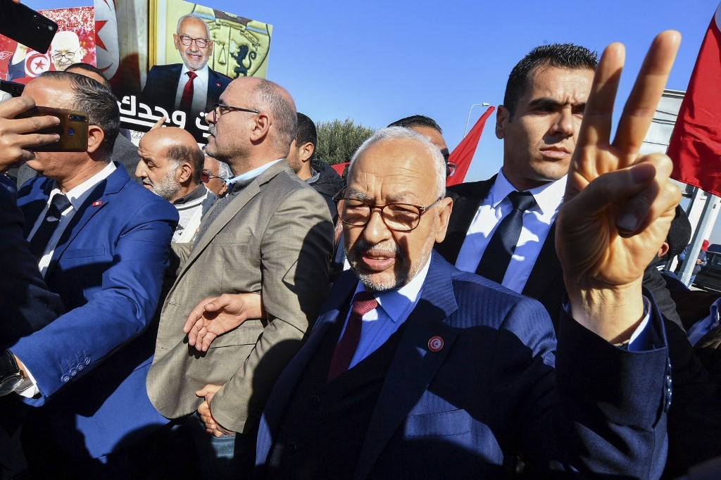 Rached Ghannouchi est la plus importante figure de l’opposition au président Kais Saied depuis que ce dernier, élu démocratiquement en 2019, s’est emparé des pleins pouvoirs lors d’un coup de force le 25 juillet 2021 (AFP/Fethi Belaid)
