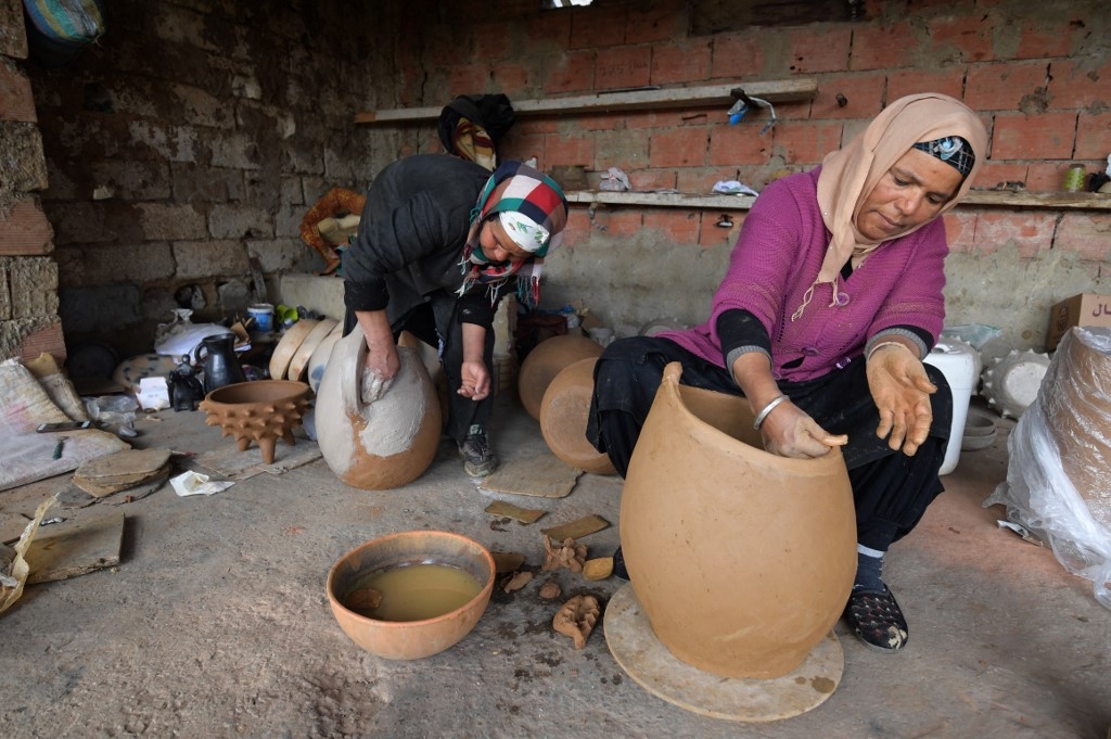 À l'école de poterie de « la Suissesse », les petits Égyptiens apprennent à  transformer la boue en art
