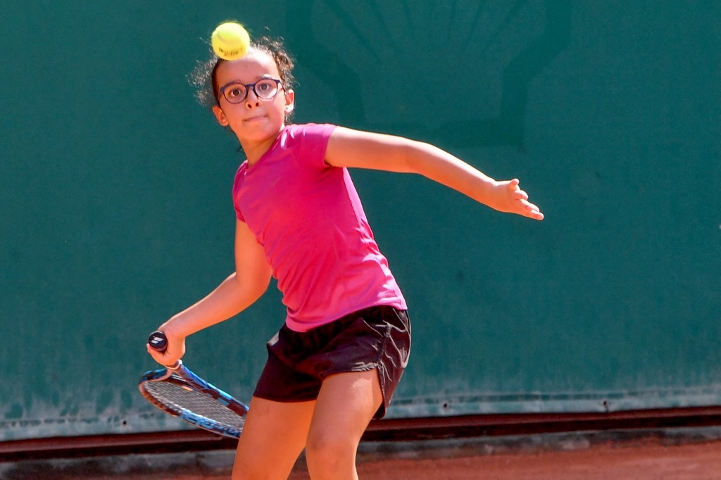 Yasmine Ben Mabrouk, 9 ans, participe à un tournoi local au Tennis Club de Tunis, le 15 juillet 2023, le jour de la finale de Wimbledon de la joueuse tunisienne Ons Jabeur (AFP/Fethi Belaïd)