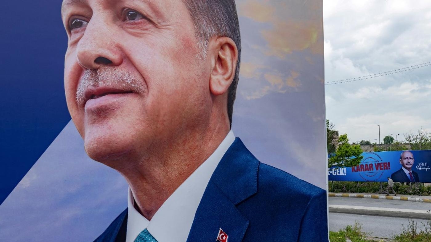 Des affiches de campagne avec la photo des candidats à la présidentielle turque Recep Tayyip Erdoğan et Kemal Kılıçdaroğlu, à Istanbul, le 23 mai 2023 (AFP)