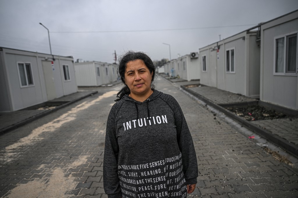 Mevlüde Aydın, qui a perdu sa fille et son mari, vit dans l’une de ces villes-conteneurs de la province d’Hatay, où s’entassent les rescapés du tremblement de terre du 6 février 2023 (AFP/Ozan Kose)