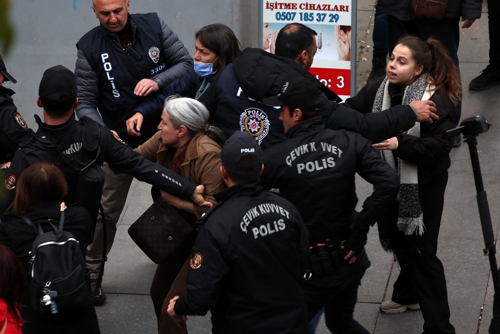 La police arrête des membres du Parti démocratique des peuples (HDP) lors d’une manifestation contre la campagne aérienne des forces armées turques dans les régions du nord de l’Irak et de la Syrie, à Ankara, en Turquie, le 21 novembre 2022 (AFP/Adem Altan)