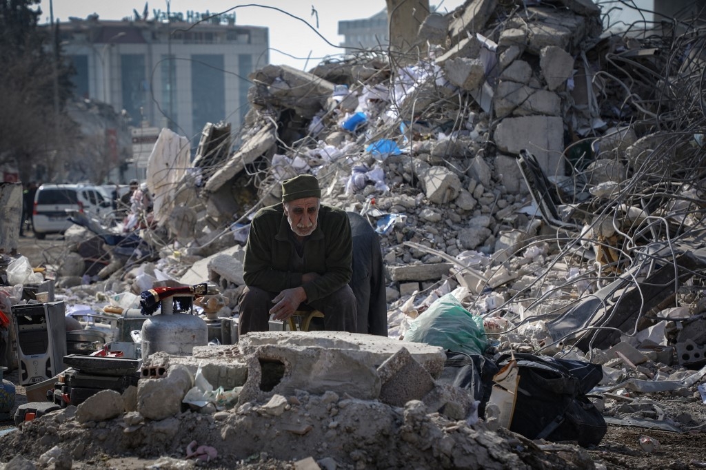 Un vieil homme, assis au milieu des décombres, à Kahramanmaraş, dans l’est de la Turquie, le 18 février 223 (AFP/Zein al-Rifai)