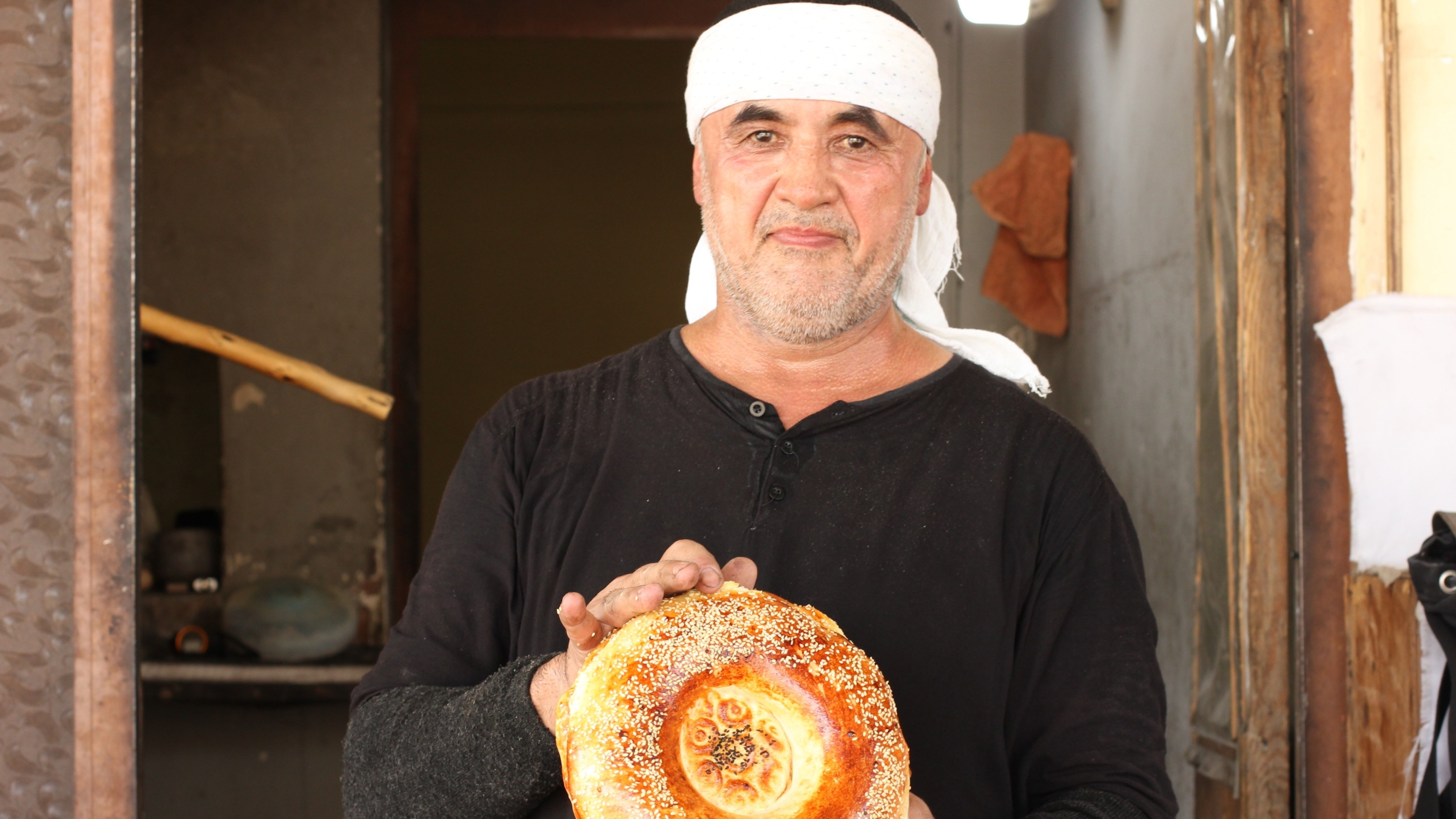 Hasanboy Karimov with a traditional non bread (MEE/Aina J Khan)