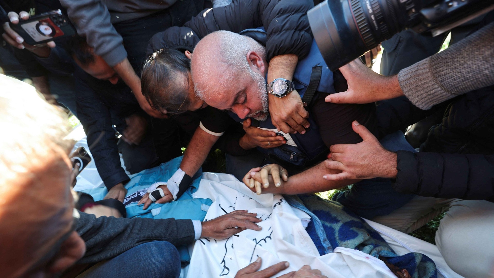 Après avoir perdu sa femme, une de ses filles, un fils et son petit-fils, dans un raid israélien en octobre, Wael al-Dahdouh pleure ce dimanche un autre fils, producteur et vidéaste pour Al Jazeera, tué dans une autre frappe (Reuters/Mohammed Salem)