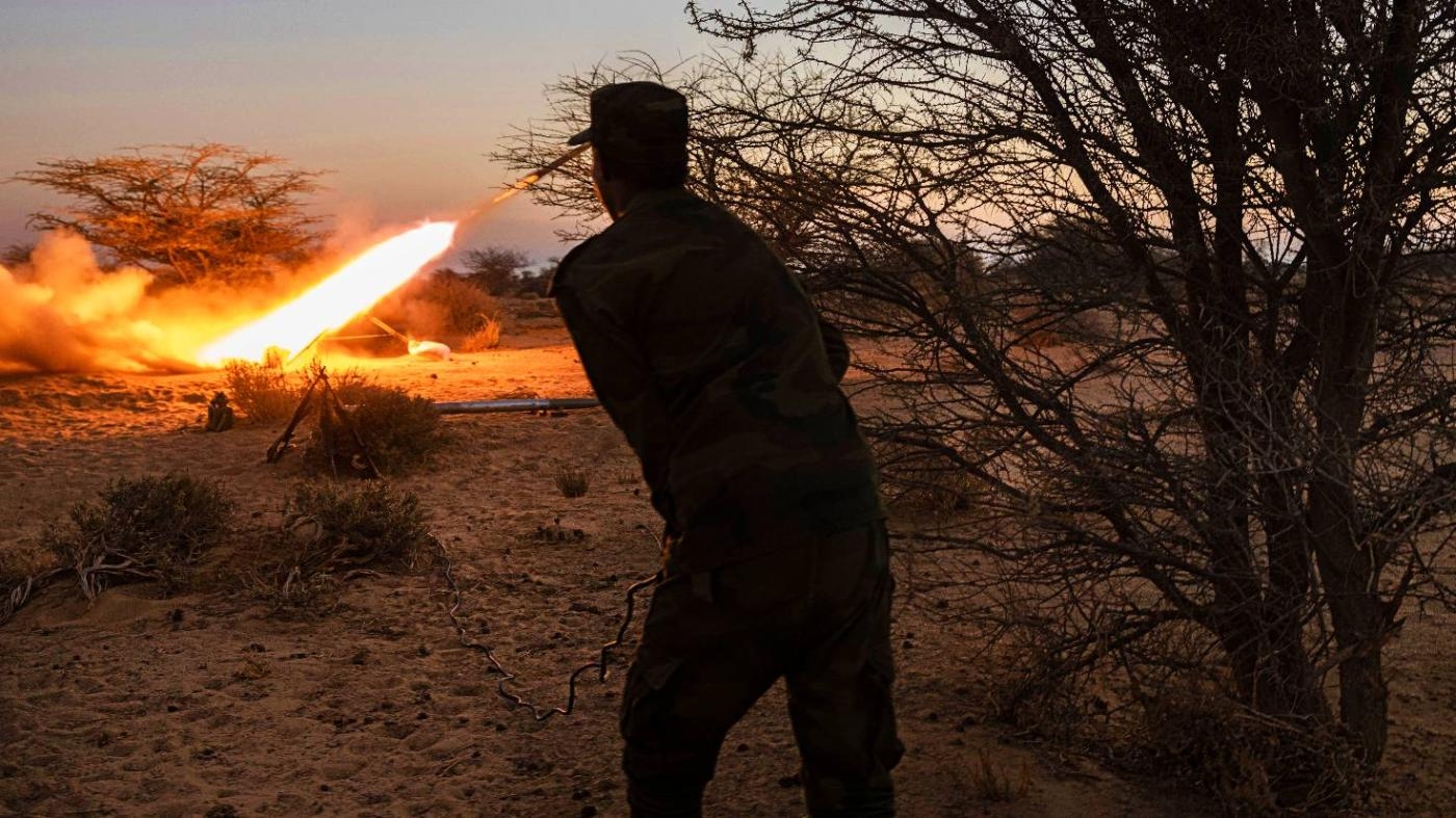 Des soldats du Front Polisario lancent une roquette contre les forces marocaines près de Mehaires, au Sahara occidental, en octobre 2021 (AP/Bernat Armangue)