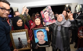 Des Tunisiennes brandissent des portraits de leurs fils à l’occasion d’une audition de l’Instance vérité et dignité, le 17 novembre 2016 (AFP/Fethi Belaïd)